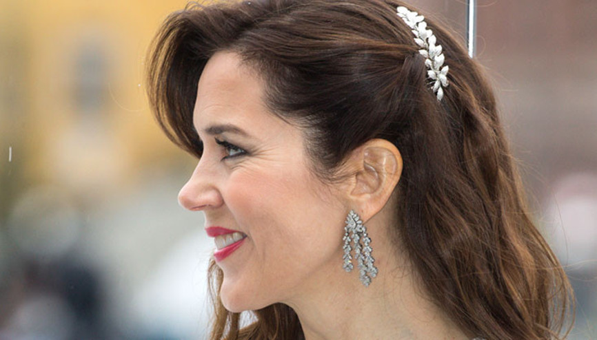 Kim baş tacı etmez böyle gelini Emrinde kocaman bir servet var... Ama eskileri giyip mücevherin de ucuzunu alıyor