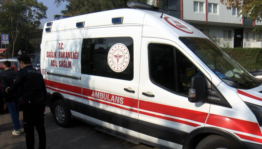 İstanbul- Bakırköy Marmaray İstasyonunda trene binmek isterken ayağı sıkışan yolcuyu görevliler kurtardı