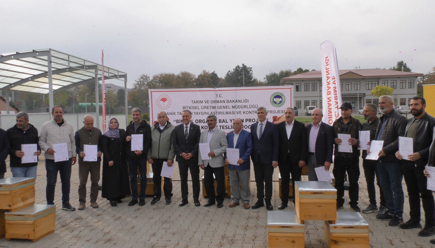 Bingöl’de arıcılara organik kovan dağıtıldı Bingöl’de arıcılara organik kovan dağıtıldı
