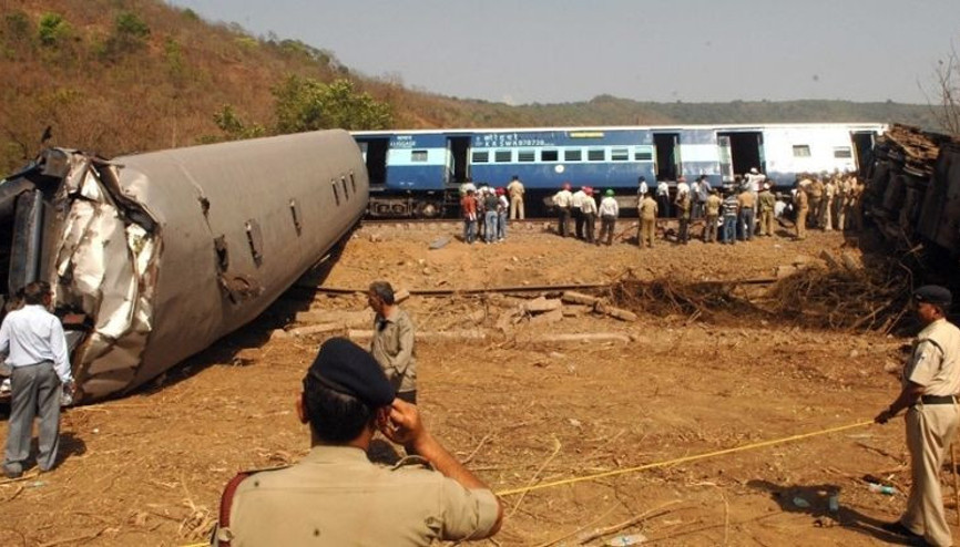 Hindistanda tren kazası… İki tren çarpıştı: 8 ölü, 14 yaralı