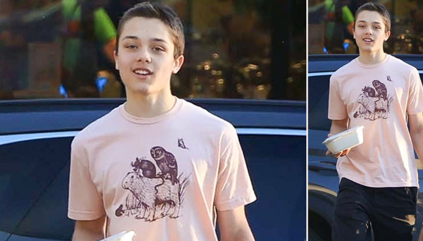 Ünlü oyuncunun tek biyolojik oğlu baba kokusuna hasret büyüdü... İstediğin kadar görmezden gel... Sen onun oğlusun Ünlü oyuncunun tek biyolojik oğlu baba kokusuna hasret büyüdü... İstediğin kadar görmezden gel... Sen onun oğlusun