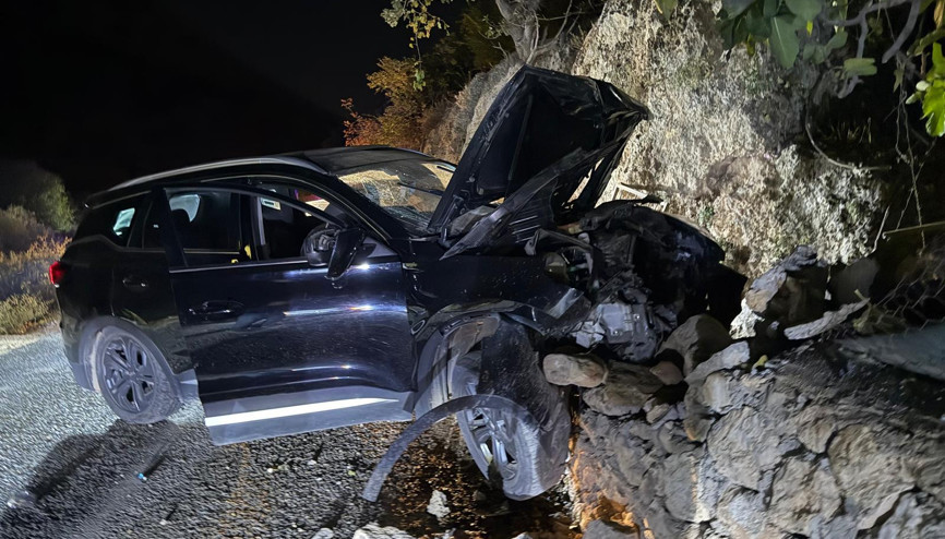 Kayalıklara çarpan cipin sürücüsü yaralandı