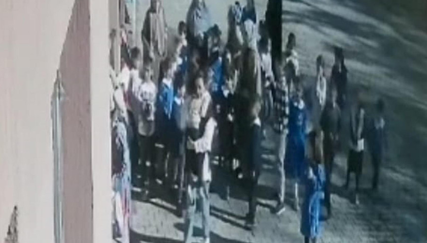 Nefes borusuna şeker kaçan çocuğu, öğretmenler Heimlich manevrasıyla kurtardı Nefes borusuna şeker kaçan çocuğu, öğretmenler Heimlich manevrasıyla kurtardı