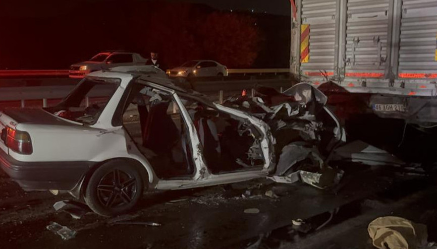 Gaziantepte feci kaza; Otomobil kamyona arkadan çarptı: 3 ölü