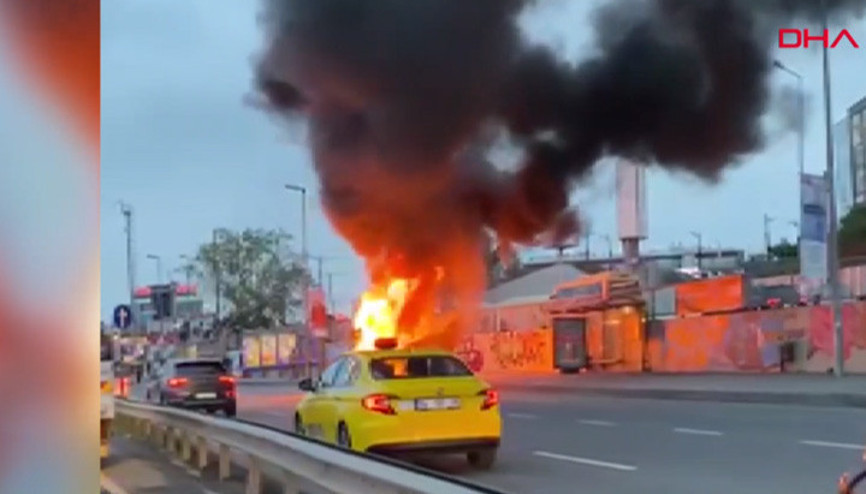 Cevizlibağda iş makinesi alev alev yanıyor