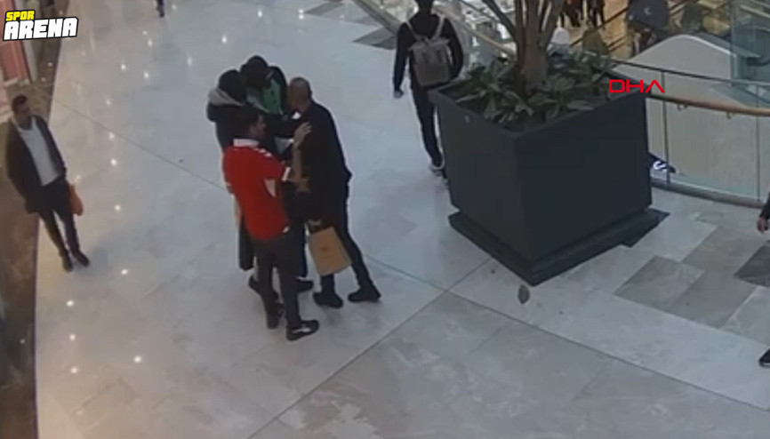 Şoke eden olayın görüntüleri ortaya çıktı AVM’de Papy Djilobodji’ye silah çekip şemsiye fırlattı Şoke eden olayın görüntüleri ortaya çıktı AVM’de Papy Djilobodji’ye silah çekip şemsiye fırlattı