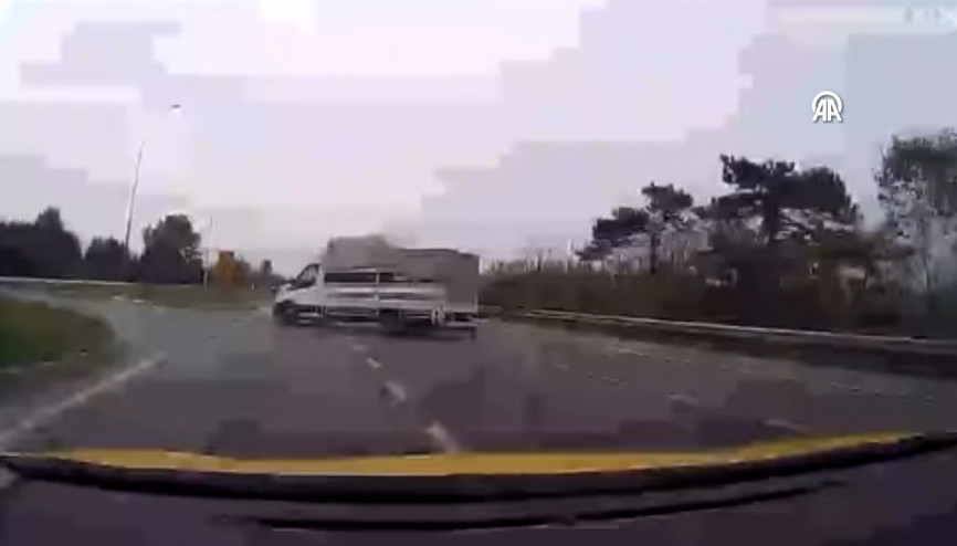 Taksinin önündeki kamyonete çarpmaktan son anda kurtulması kamerada