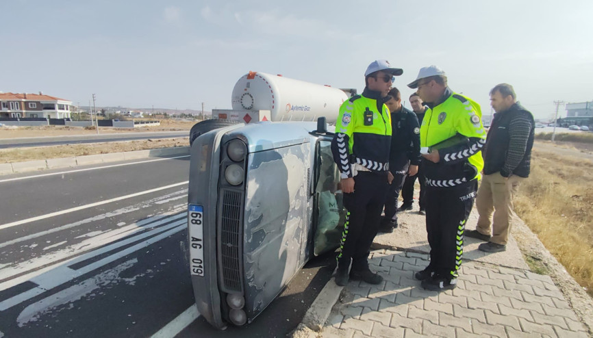 Otomobil TIR’a yandan çarptı: 3 yaralı Otomobil TIR’a yandan çarptı: 3 yaralı