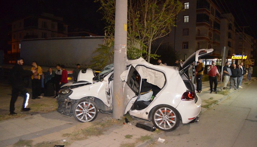 Otomobil elektrik direğine çarptı; 2 yaralı Otomobil elektrik direğine çarptı; 2 yaralı