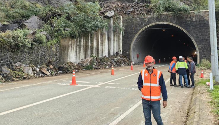 Artvinde heyelan: Kapanan yol ulaşıma açıldı