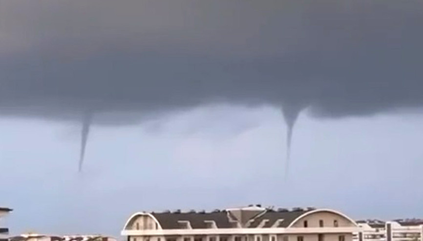 Antalyada denizde hortumlar oluştu Antalyada denizde hortumlar oluştu