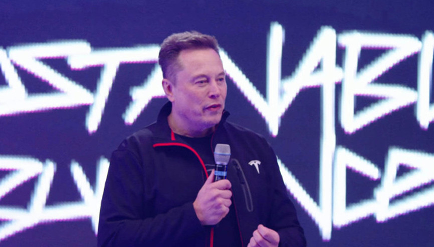 Elon Musktan yeni açıklamalar: Tesla sürerken mesaj yazabileceksiniz
