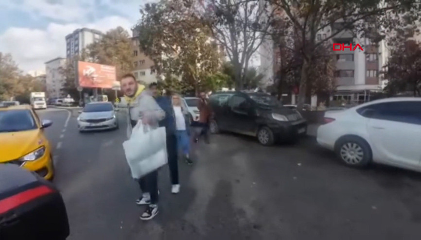 Ataşehirde motosikletliye tekme tokatlı saldırı kamerada Ataşehirde motosikletliye tekme tokatlı saldırı kamerada