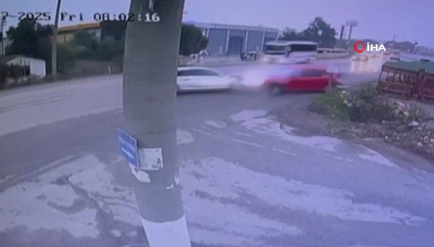 İzmir Kemalpaşada feci trafik kazası kamerada: 2 ölü, 4 yaralı