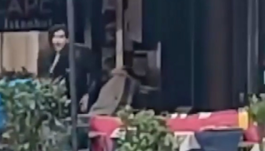 İstiklal Caddesi’nde esnaf arasında silahlı kavga kamerada