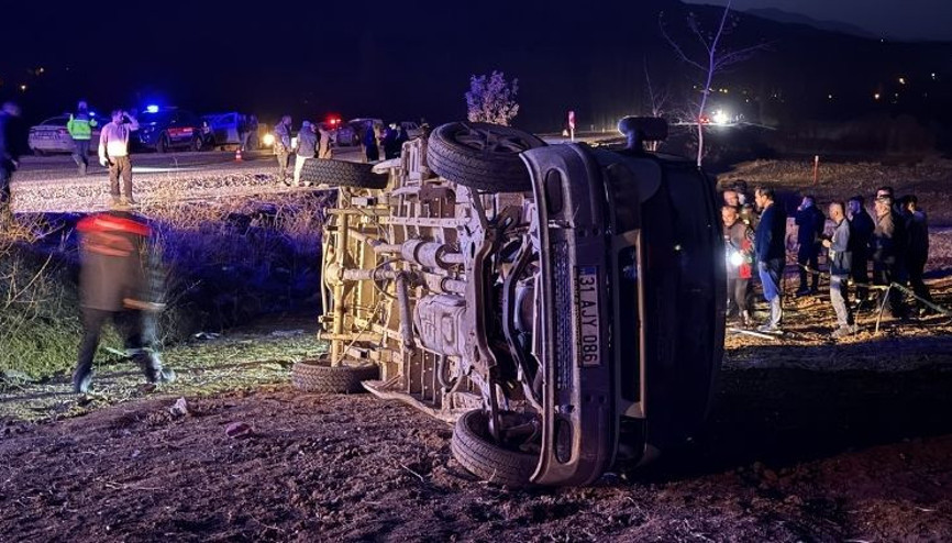 İşçi servisi devrildi: 2 ölü, 7 yaralı