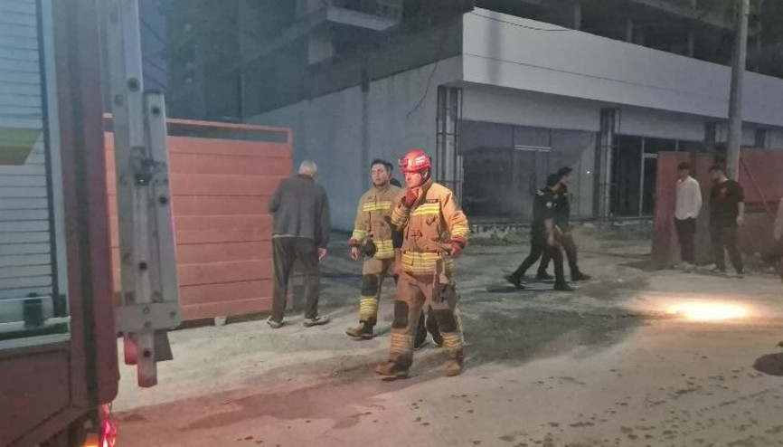 Üzerine çelik kapı düşen yabancı uyruklu kişi öldü