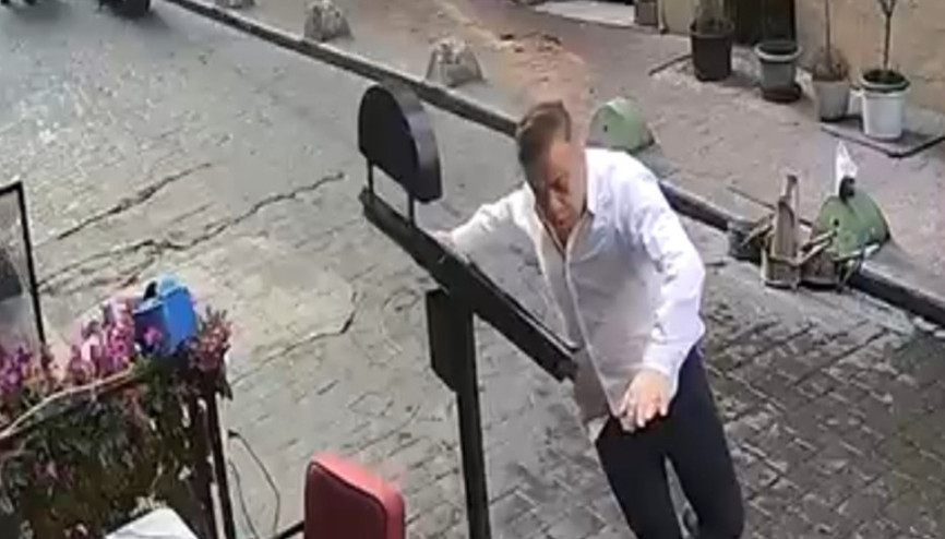 Otel çalışanını darbettiler, kurşunların hedefi oldular Saldırı anı kamerada