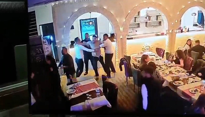 Eğlence mekanında garsonla kavga edip ateş açtılar