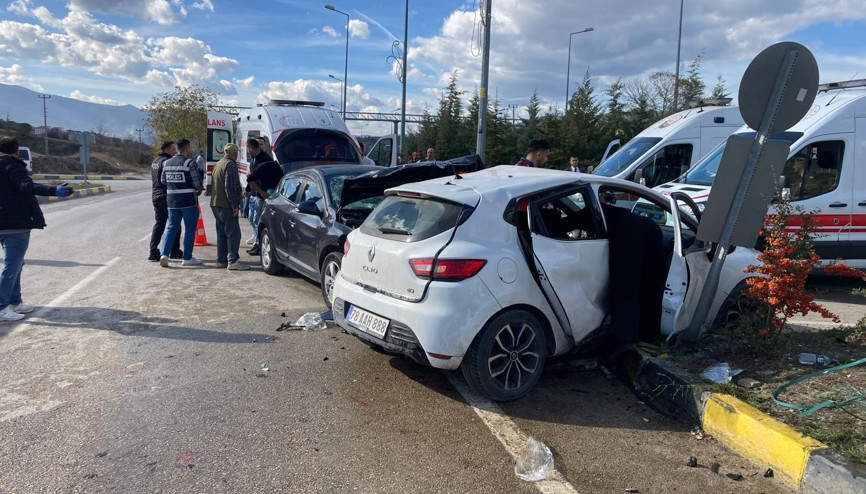 Kavşakta otomobiller çarpıştı: 7 yaralı