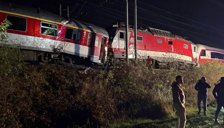 Slovakyada korkunç kaza Yolcu trenleri kafa kafaya çarpıştı... Çok sayıda yaralı