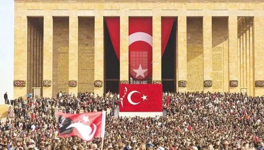 Anıtkabirde ziyaretçi akını