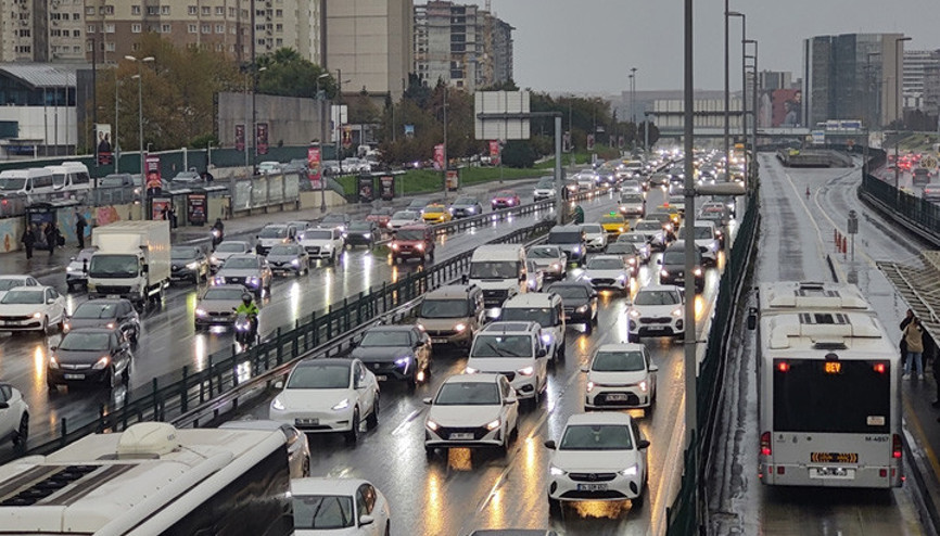 İstanbulda yağmur etkili oldu, trafikte yoğunluk yaşandı