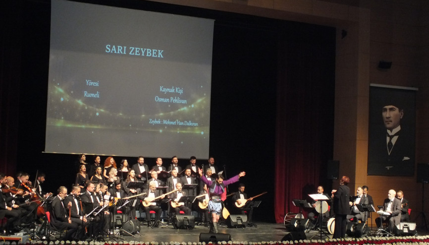 Büyük Önder Atatürk Sivasta sevdiği şarkılarla anıldı