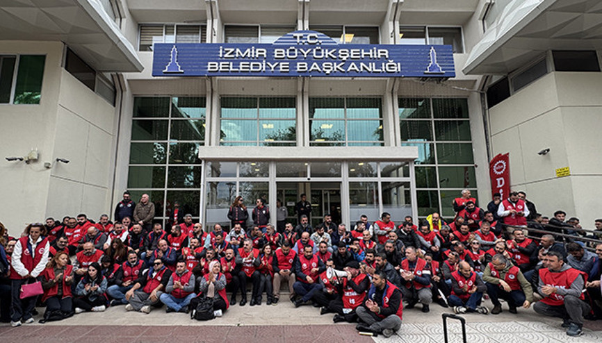 Sosyal haklarını alamayan İzmir Büyükşehir Belediyesi işçileri oturma eylemi başlattı