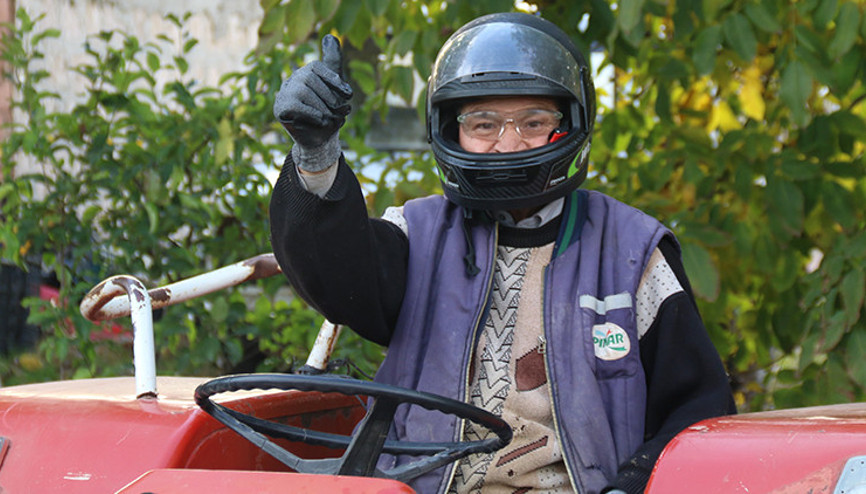 Yönetmelikle zorunlu hale geldi Tarlada yeni dönem: Çiftçi Mehmet Amca kurala uyup ekipmanlar ile işine koyuldu
