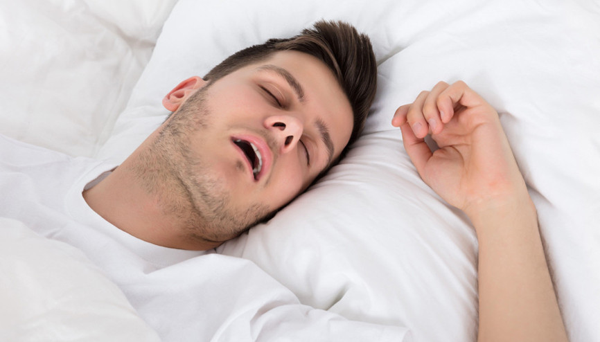 Çoğu insanda var ama önemsenmiyor... Uyku apnesi, beyinde mikrokanamalara neden olabilir