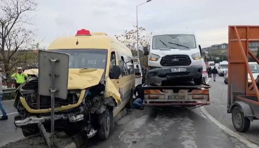 Son dakika... Başakşehirde yolcu minibüsünün de karıştığı zincirleme kaza: 12 yaralı