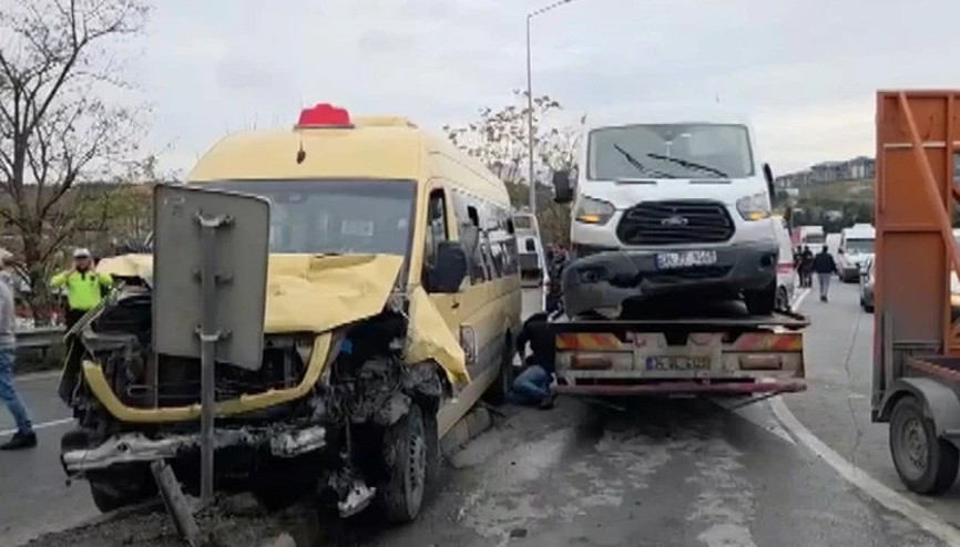 Başakşehirde yolcu minibüsünün karıştığı zincirleme kaza