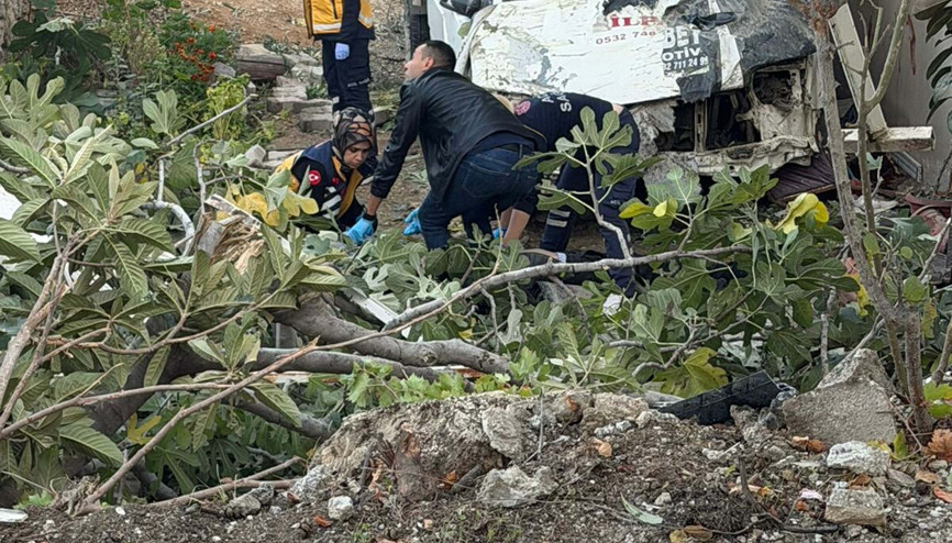 Denizlide kamyonet evin bahçesine uçtu; 1 ölü, 3 yaralı