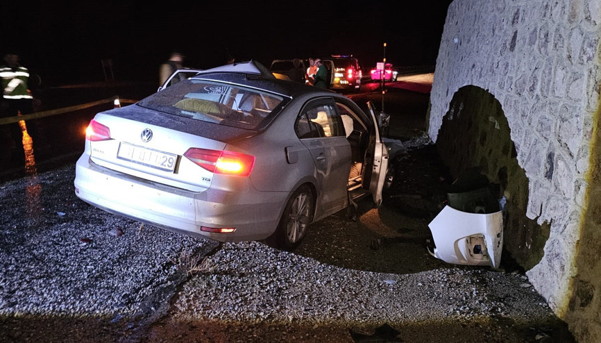 Sivasta otomobiller çarpıştı: 1 ölü, 2 yaralı