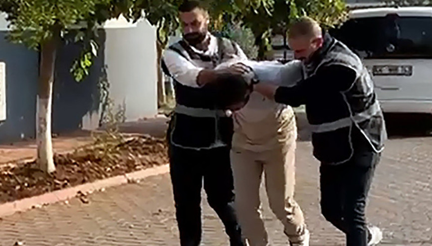 Adanada ortağını darbetti, havaya ateş açıp kaçarken kazara kendini vurdu