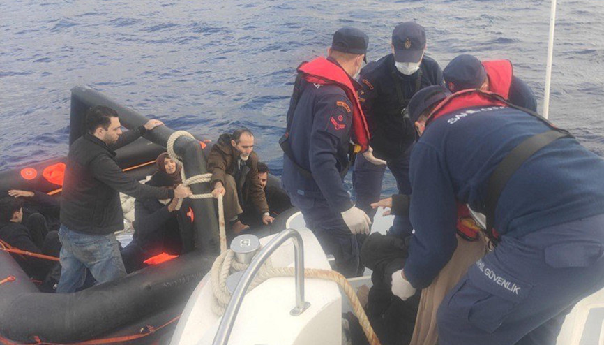 Marmaris açıklarında 12 kaçak göçmen kurtarıldı Marmaris açıklarında 12 kaçak göçmen kurtarıldı