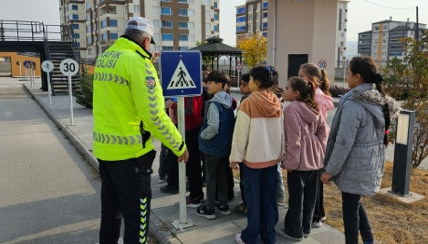 Niğde’de öğrencilere trafik eğitimi verildi Niğde’de öğrencilere trafik eğitimi verildi