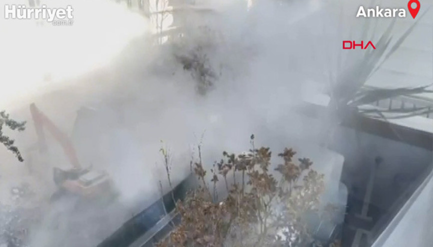 Kontrollü yıkım çalışması sırasında bina çöktü; Ekiplerin çalışması sürüyor