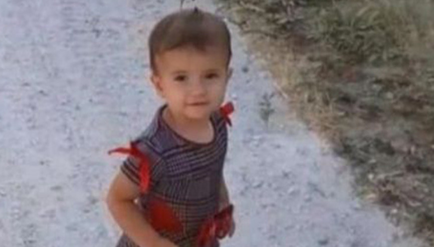 Bu acıya yürek dayanmaz Baba geri manevra yapınca 2 yaşındaki çocuğu aracın altında kaldı