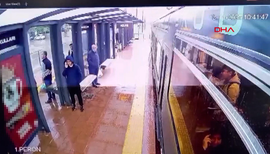 Seyir halindeki tramvaya yıldırım düştü