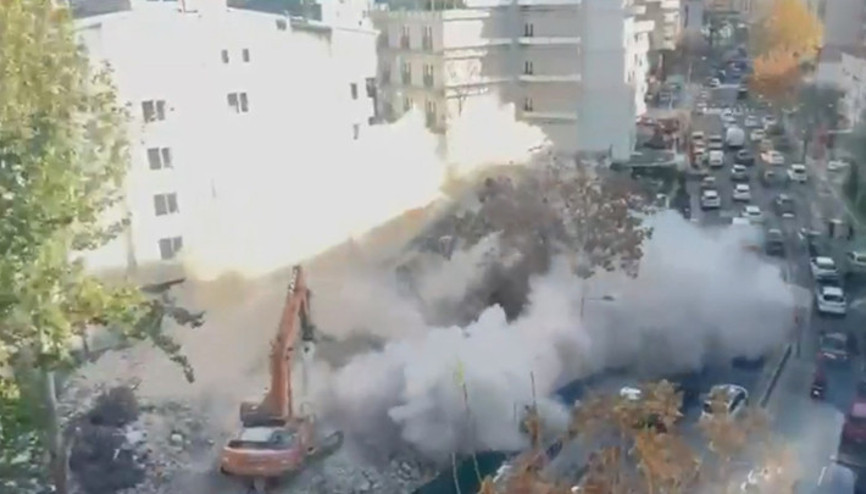 Ankarada panik anları Kontrollü yıkımı yapılan bina çöktü