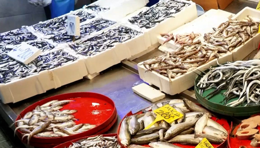 Hamsi bolluğu Trabzondaki balıkçı tezgahlarında fiyatlara yansıdı