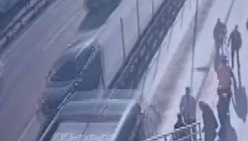 Cevizlibağda metrobüsün çarptığı engelli yolcu hayatını kaybetti; kaza kamerada