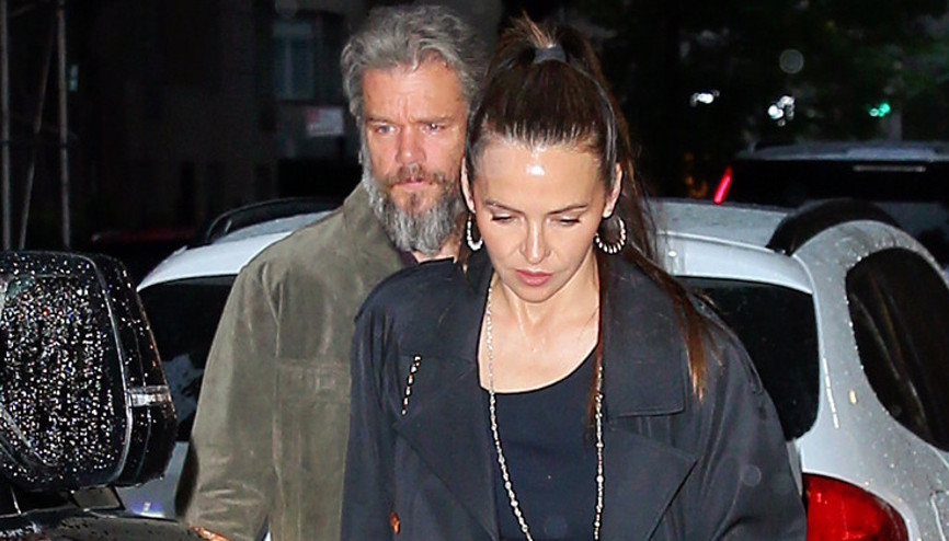 En uyumlu, en aşık gelin çileden çıktı... Onu kocasıyla el ele görünce beyninden vurulmuşa döndü