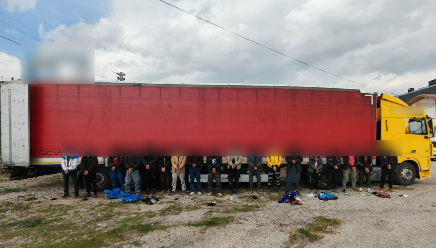 TIR dorsesinde 18 kaçak göçmen yakalandı