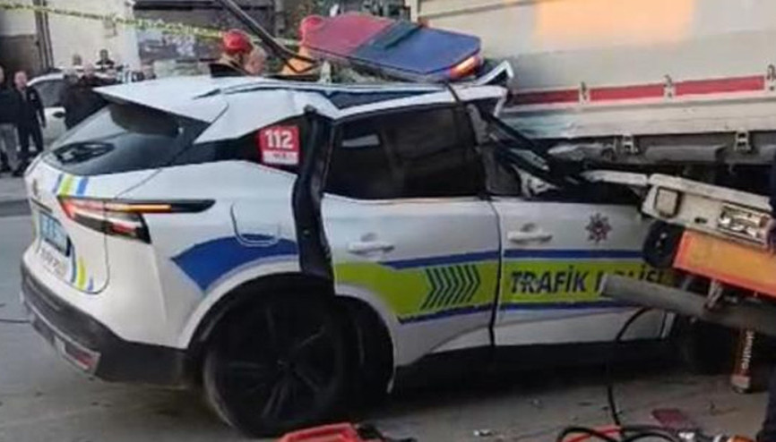 Manisada feci kaza Trafik polisi aracı TIRa çarptı: 1 polis şehit oldu, 1 polis ağır yaralandı