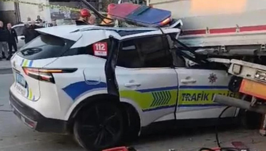 Trafik polisi aracı TIRa çarptı: 1 şehit, 1 ağır yaralı