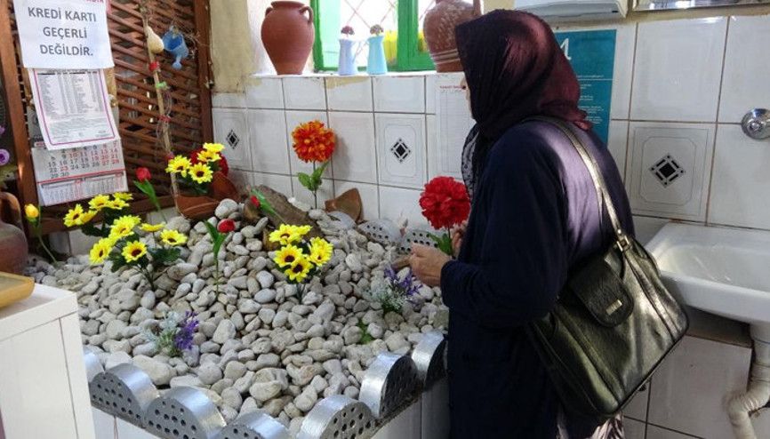 Pide salonundaki gizemli mezar müşterileri şaşırtıyor Sırrı ortaya çıktı... İşte Ayırt Dedenin hikayesi...