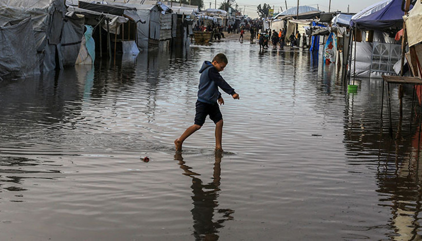 Gazzelilerin çilesi bitmiyor: Şiddetli yağış çadırları su altında bıraktı